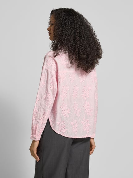 Vrouwenmodel draagt lichtroze Baumwollbluse mit Blumen 3D Applikation van Christian Berg Woman van zuivere katoen, recht fit, rugaanzicht.