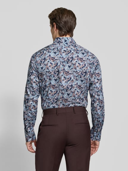 Männermodel trägt Comfort Fit Businesshemd aus reiner Baumwolle Modell 'New Kent' von OLYMP, bunt gemustert, Ganzkörperansicht Rückansicht, Herren Businesshemd von OLYMP Luxor.