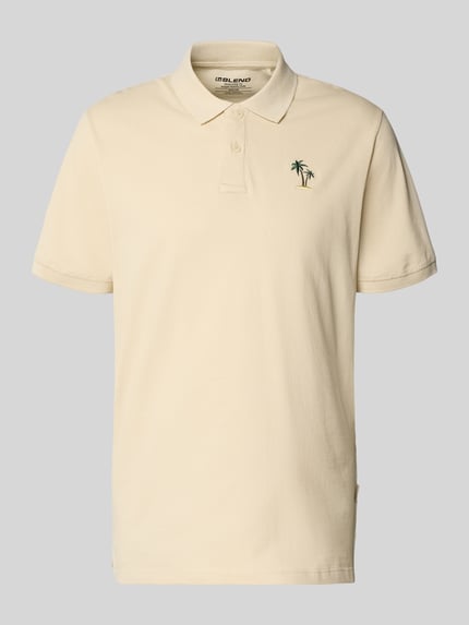 Produktfoto, Regular Fit Poloshirt mit Stitching Modell 'FELISE' von Blend in Beige, reine Baumwolle, Knopfleiste, dezentes Palmen-Stitching.