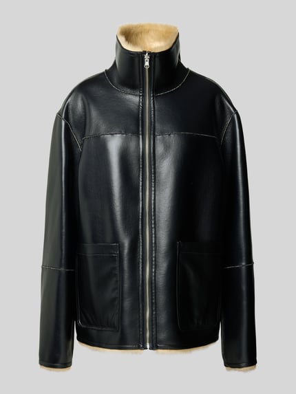 Produktfoto, Relaxed Fit Jacke in Leder-Optik mit Stehkragen Modell 'Brella' von STAND STUDIO, schwarze Oberfläche mit sichtbarer Naht, Material-Mix, Reißverschluss und Eingrifftaschen, Damen Jacke, Kontext: Rückenlänge 68 cm, Schulterbreite 50 cm, Brustweite 55 cm, Ärmellänge 62 cm