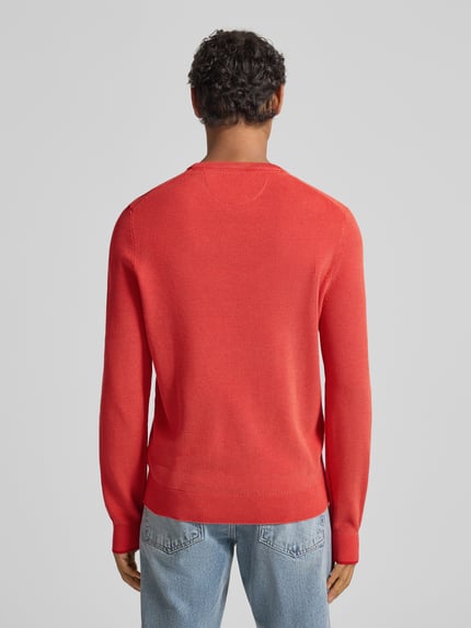 Männermodel trägt Strickpullover mit Label-Stitching von Lerros in Rot, reine Baumwolle, Regular-Fit, gerippte Abschlüsse, Rückenlänge 70 cm, Ärmellänge 74 cm, Ganzkörperansicht Rückansicht.