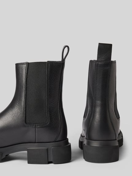 Produktfoto, Stiefel aus echtem Leder mit Logo-Detail von Copenhagen in Schwarz, runde Form, profilierte Sohle, Lederstruktur sichtbar. Damen Stiefel, Schafthöhe 17 cm, Schaftweite 10 cm, Absatzhöhe 3 cm.