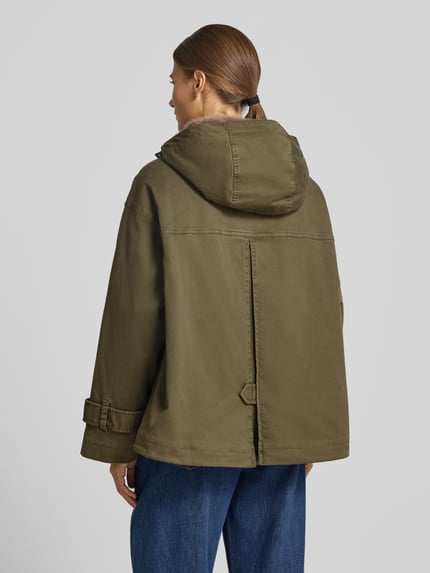 Vrouwenmodel draagt Jacke mit Zweiwege-Reißverschluss und Ärmelriegeln van Blonde No. 8 in olijfgroen katoen-elastaanmix, regular fit, capuchon, kunstbont, klepzakken, ruglengte 65 cm, schouderbreedte 55 cm, borstwijdte 65 cm, mouwlengte 53 cm, volledige rugaanzicht.