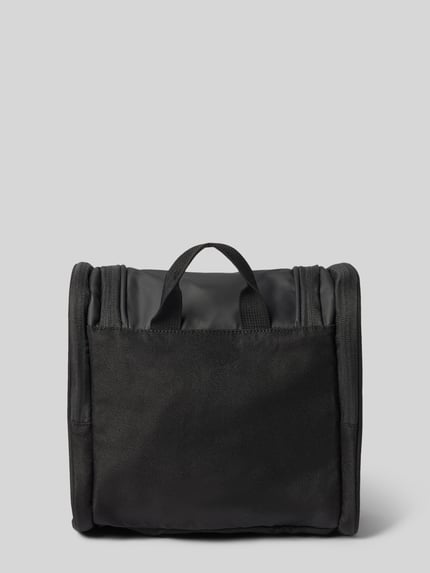 Produktfoto, Kulturtasche mit Label-Details Modell 'Blanc Delight' von bugatti in Schwarz, rechteckige Form, glatte Textur, mit Tragehenkel, Maße 24,5 x 12 x 22,5 cm, Hauptfach mit Reißverschluss, geeignet als Herren Kulturtasche
