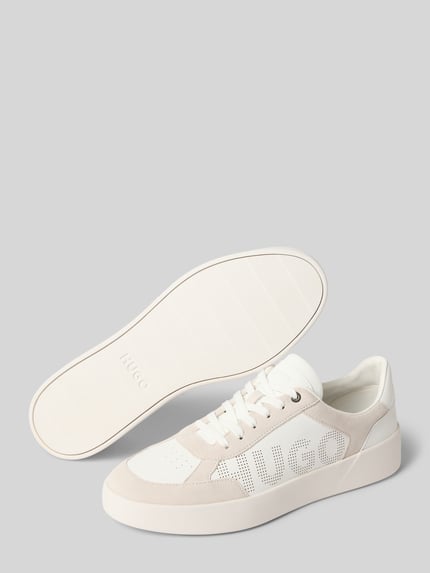 Produktfoto, Sneaker mit Echtleder Besatz Modell 'Lyde_tenn_sdpu' von HUGO in Weiß und Beige, glatte und strukturierte Textur, Herren Sneaker von HUGO