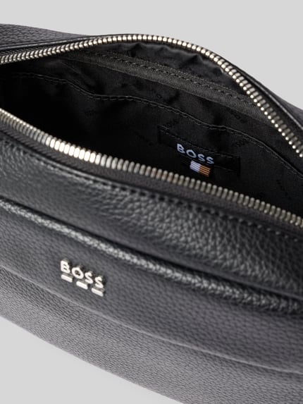 Produktfoto, schwarze Umhängetasche mit Label-Detail Modell 'Ray EVO_EW Crossbody' von BOSS, Herren Umhängetasche, feine Narbung, silberner Reißverschluss