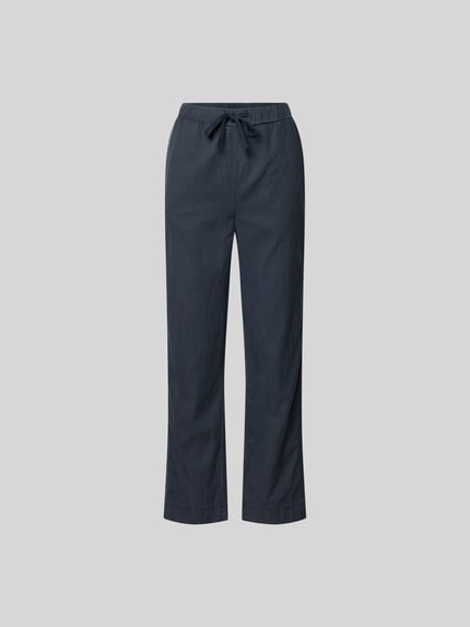 Produktfoto, Stoffhose mit Lyocell-Anteil von Juvia in Dunkelblau, gerade Form, verkürzte Passform, elastischer Bund, Tunnelzug, glatte Textur