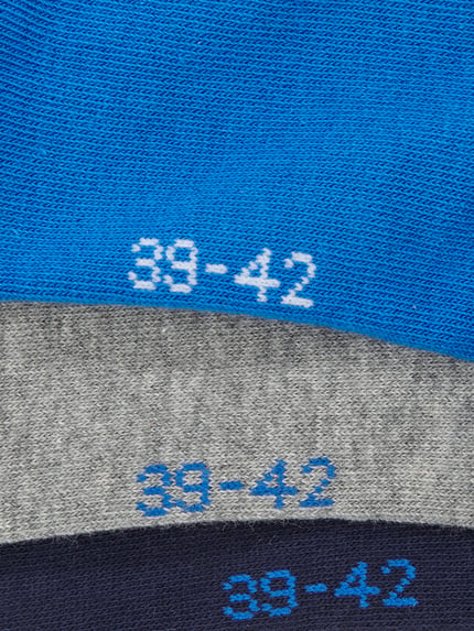Produktfoto, Sneakersocken mit Logo im 3er-Pack von [Marke], bawełniany miks ze stretchem, dopasowany krój, logo, niebieski i szary kolor, widok z góry