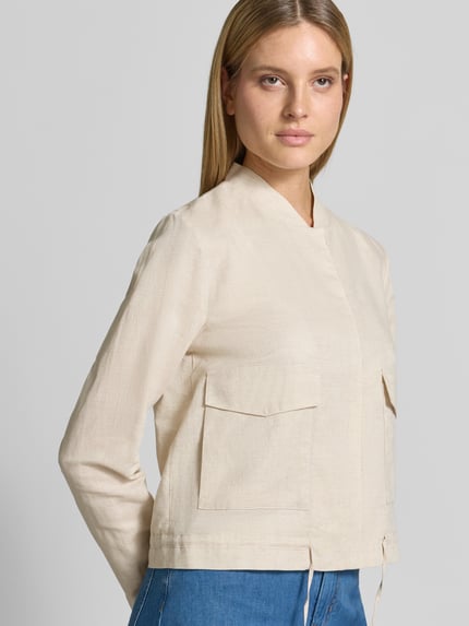 Frauenmodel trägt Regular Fit Jacke aus Leinen-Mix mit Stehkragen von WHITE LABEL, helle Farbe, Aufgesetzte Taschen, Bund mit Tunnelzug, elastische Ärmelabschlüsse, Leinen-Baumwoll-Anteil, Ganzkörperansicht von vorne.