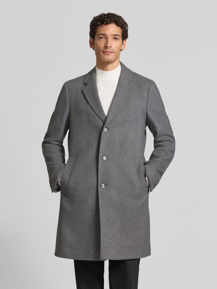 Männermodel trägt Mantel mit einreihiger Knopfleiste von BOSS in Grau, Wollmix, Longline, unifarben, Ganzkörperansicht von vorne.