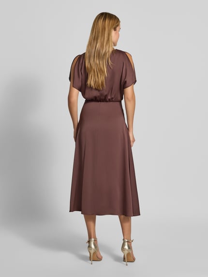 Frauenmodel trägt Midikleid aus Satin von SWING in Braun, taillierte Passform, Rundhalsausschnitt, knielang, Ganzkörperansicht Rückansicht.