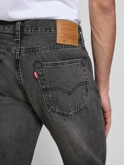 Mężczyznamodel nosi Wide Leg Fit Jeans mit Eingrifftaschen Modell '501®' von Levi's®, bawełna, used-look, detal tylnej kieszeni, zbliżenie