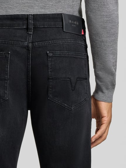 Männermodel trägt Modern Fit Straight Jeans aus Baumwoll-Mix Modell 'Mitch' von JOOP! JEANS, dunkle Farbe, Nahaufnahme Rückansicht.