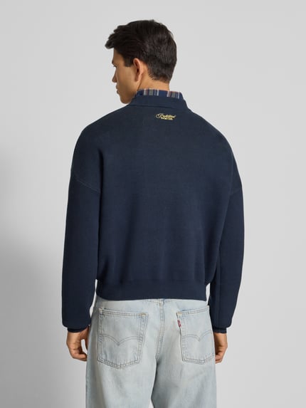 Männermodel trägt Strickpullover mit Emblem und Rundhalsausschnitt van PROHIBITED, donkerblauw, katoen, relaxed fit, rugaanzicht.