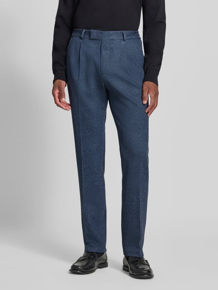 Männermodel trägt Straight Fit Hose mit Baumwoll-Anteil Modell 'DiConnor' von Zuitable, Strukturmuster, Bügelfalten, Nahaufnahme Unterkörper, Kontext: elastischer Material-Mix, Gesäßtaschen, Haken- und Reißverschluss, Bundweite 36 cm, Innenbeinlänge 80 cm.