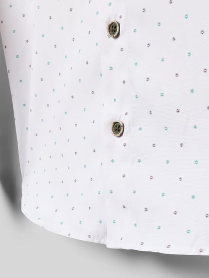 Produktfoto, weißes Hemd mit Knopfleiste von G.O.L. aus Baumwoll-Mix, kleine blaue und graue Punkte, Regular Fit, Detailaufnahme.