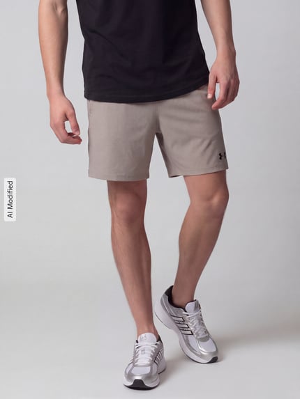 Männermodel trägt Regular Fit Sportshorts mit Logo-Print von Under Armour in Beige, glatte Textur, Ganzkörperansicht von vorne, KI-modifiziertes Bild. Herren Sportshorts von Under Armour.