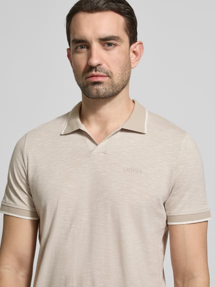 Männermodel draagt Regular Fit poloshirt met labelstitching model 'Iwanito' van JOOP! collectie, puur katoen, V-hals, Nahaufnahme Oberkörper.