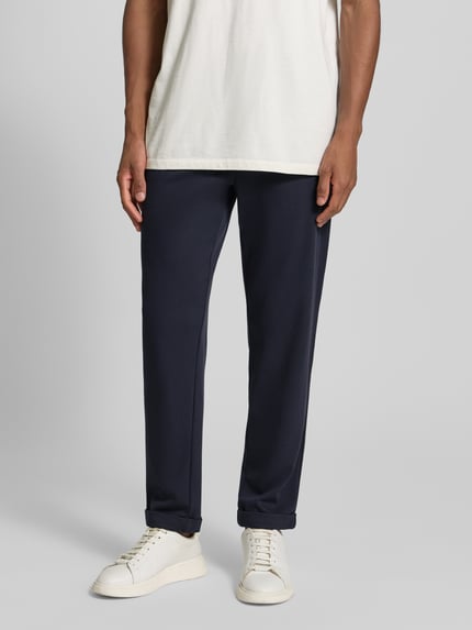 Männermodel trägt Stoffhose mit Gesäßtaschen van MCNEAL in donkerblauw, rechte snit, viscose, Franse zakken, Nahaufnahme onderlichaam.