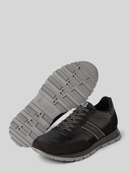 Produktfoto, Sneaker mit Label-Detail Modell 'Philip' van Bugatti, heren sneakers van echt leer in zwart met afgeronde punt, gestructureerde zool, vetersluiting, model- en labeldetail, hakhoogte 3 cm, schachthoogte 9 cm, schachtbreedte 8 cm.