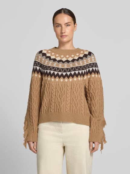 Frauenmodel trägt Regular Fit Strickpullover mit Lanawoll-Anteil von Christian Berg Woman in Zopfmuster mit Fransen, Beige und Creme, Ganzkörperansicht von vorne.