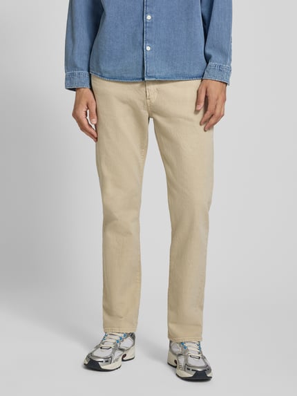 Männermodel trägt Tapered Fit Jeans aus Baumwoll-Mix Modell '502™ TAPER' von Levi's® in Beige, Herren tapered fit jeans, Nahaufnahme Oberkörper