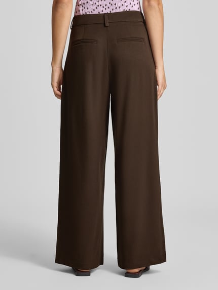 Männermodel trägt spodnie z szerokimi nogawkami Wide Leg Hose mit Viskose-Anteil Modell 'PALINO' von ONLY, ciemnobrązowe, gładka tekstura, Ganzkörperansicht Rückansicht, Damen Weite Hose von ONLY