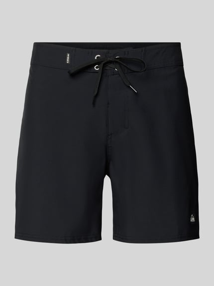 Produktfoto, schwarze Regular Fit Shorts mit Logo-Stitching Modell 'Kaimana' von Quiksilver, glatte Struktur, Schnürverschluss, elastischer Material-Mix
