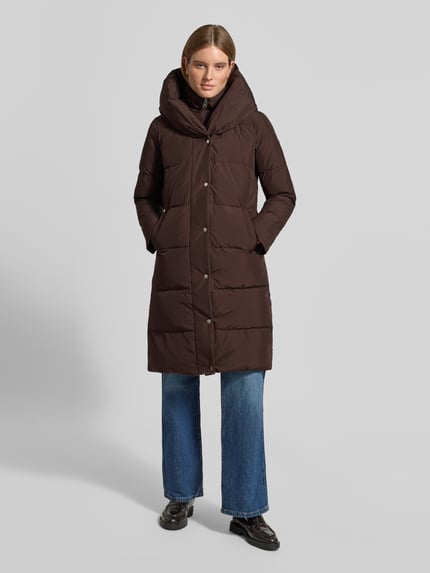 Frauenmodel trägt unifarbenen Regular Fit Daunenmantel mit Zweiwege Reißverschluss von LAUREN RALPH LAUREN, longline, braun, seitliche Eingrifftaschen, elastische Ärmelabschlüsse, Material Daunen, Ganzkörperansicht von vorne.