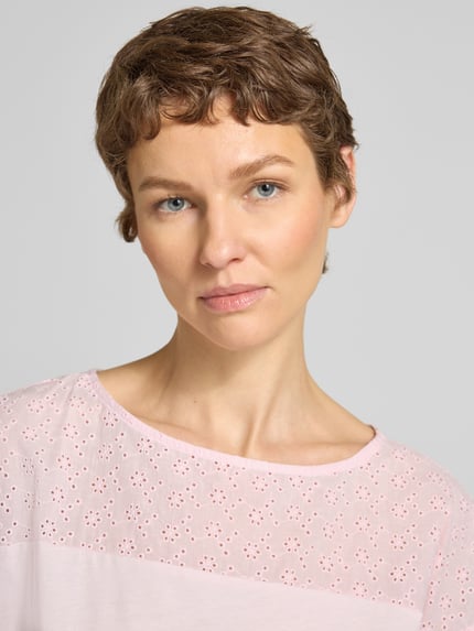 Vrouwenmodel draagt Regular Fit Blusentop uit puur katoen model 'JANNI' van Vero Moda, effen look, semi-transparante garnering, boothals, korte mouw, jersey materiaalverwerking, dames, Nahaufnahme bovenlichaam.