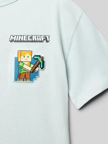 Junge trägt T-Shirt mit Motiv-Print von Mango in Reine Baumwolle, Regular Fit, mintgrün, Motiv-Print vorne, Nahaufnahme Oberkörper.