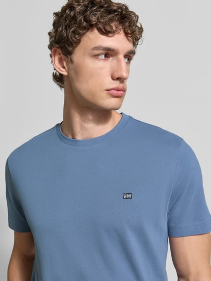Männermodel trägt T-shirt uit puur katoen met regular fit, labeldetail en ronde hals, T-shirt uit katoen met ronde hals van Christian Berg Men, heren, ruglengte bij maat M 71 cm, nahaufnahme bovenlichaam.