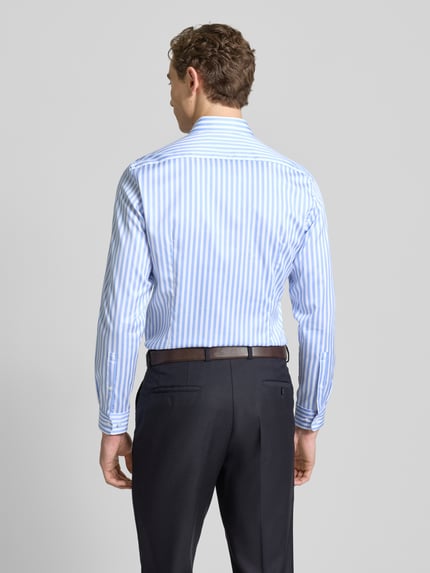 Männermodel trägt Super Slim Fit Businesshemd aus Baumwolle mit Haikragen von Jake*s, blaue Streifen, Knopfleiste, Ganzkörperansicht Rückansicht. Rückenlänge 80 cm, Schulterbreite 50 cm, Ärmellänge 69 cm bei Größe 39/40.