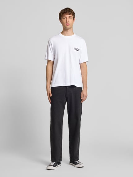 Männermodel trägt Herren T-Shirt mit Statement-Print Modell 'NORREBRO' von Jack & Jones, weiße Reine Baumwolle, Gerader-Schnitt, Rundhalsausschnitt, Ganzkörperansicht von vorne.