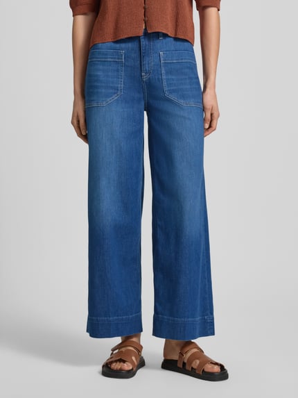 Frauenmodel trägt Jeans in 6/8-Länge Modell 'MIRU' von Raffaello Rossi mit AufgesetzteTaschen, blaue Farbgebung, Ganzkörperansicht von vorne, Bundweite 41 cm, Innenbeinlänge 71 cm, Damen Jeans.