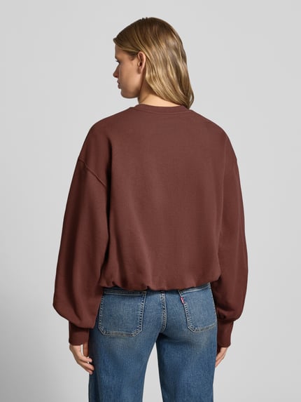 Frauenmodel trägt Sweatshirt mit Rundhalsausschnitt Modell 'BIA' von Topshop, braun, Baumwoll-Mix, Jeans, Ganzkörperansicht Rückansicht.
