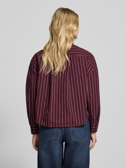 Männermodel trägt Cropped Langarmbluse mit Bindeschleife am Kragen von Marc O'Polo, gestreiftes Allover-Muster in Burgunderrot, Knopfleiste, Brusttasche, abgerundeter Rumpfabschluss, lange Ärmel mit Manschetten, Ganzkörperansicht Rückansicht