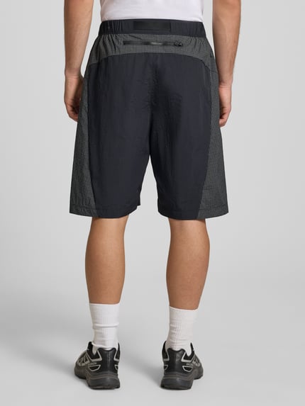 Männermodel trägt Shorts mit Logo und Gürtel von The North Face in regular fit, elastischer bund, riem, logo, zwart-grijs, ganzkörperansicht rückansicht