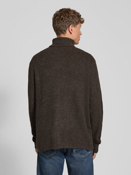 Männermodel trägt Strickpullover in Ripp-Optik mit Rollkragen von Lindbergh, Regular Fit, Rückansicht, Ganzkörperansicht Rückansicht.