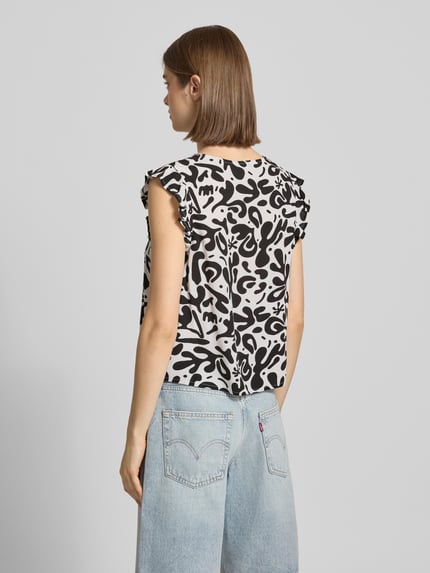 Frauenmodel trägt Regular Fit Blusentop aus reiner Viskose Modell 'BARRI' von Pieces in abstraktem Two-Tone-Muster, Popeline, Ganzkörperansicht Rückansicht.