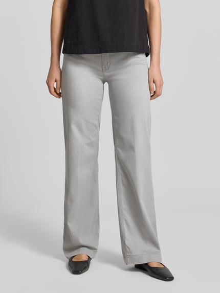 Vrouwenmodel draagt Wide Fit Jeans met steekzakken van MAC, katoenmix met modal, grijs, bandwijdte 40 cm, binnenbeenlengte 82 cm, ganzekörperaanzicht van voren.
