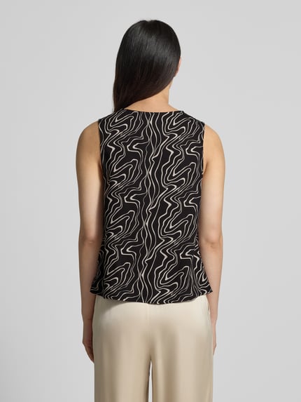Vrouwenmodel draagt Loose Fit Top uit pure viscose model 'EASY JOY' van Vero Moda met alloverprint, mouwloos, V-hals, rugaanzicht, dames top