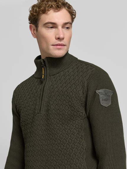 Männermodel trägt Slim Fit Strickpullover aus katoenmix von PME Legend mit structuurpatroon, opstaande kraag, ritssluiting, Ruglengte maat M 65 cm, Mouwlengte maat M 70 cm, Nahaufnahme Oberkörper.