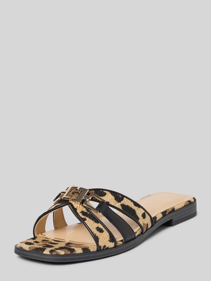 Productfoto, Slipper uit leder-mix model 'Realla' van Guess met afgeronde fit, allover animalprint, gladde zool, hakhoogte 2 cm.