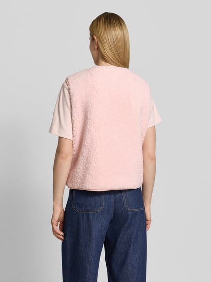 Frauenmodel trägt Regular Fit Weste in Teddy-Optik Modell 'AMALIA' von VILLA SOPHIE in Rosa mit softer Teddyfell-Materialverarbeitung, Ganzkörperansicht Rückansicht.