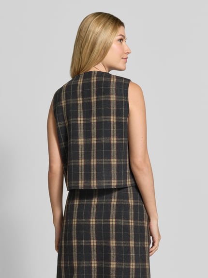 Frauenmodel trägt Weste mit Woll-Anteil und Rundhalsausschnitt von Christian Berg Woman im karierten Muster, Material-Mix, Rückansicht, Regular Fit.