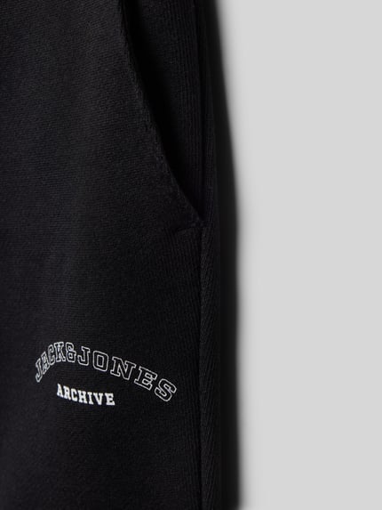 Produktfoto, schwarze Shorts mit Logo-Print Modell 'GORDON' von Jack & Jones, Baumwoll-Mix, Struktur glatt, seitliche Eingrifftasche sichtbar.