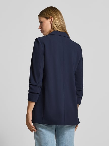 Frauenmodel trägt Regular Fit Longblazer mit 3/4-Arm Modell 'KALINA' von ONLY in Dunkelblau, glatte Textur, Ganzkörperansicht Rückansicht, Damen Longblazer von ONLY.