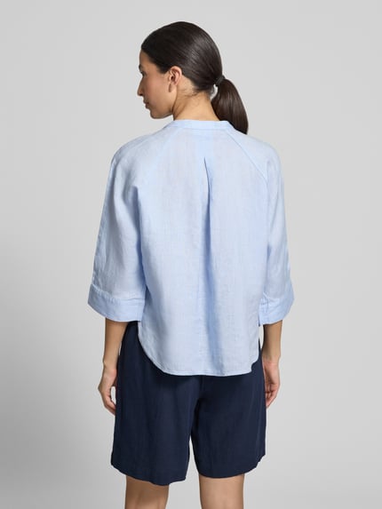 Frauenmodel trägt Bluse aus Leinen mit Trompetenärmeln Modell 'Fulis' von OPUS, hellblau, Loose-Fit, Ganzkörperansicht Rückansicht, Mao-Kragen, Knopfleiste, Rückenlänge 61 cm, Ärmellänge 38 cm, strukturierte Oberfläche, Damen Bluse.