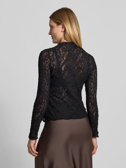 Frauenmodel trägt Langarmshirt mit Ausbrenner-Effekt von s.Oliver BLACK LABEL in Schwarz, florale Struktur, Rückansicht, Ganzkörperansicht